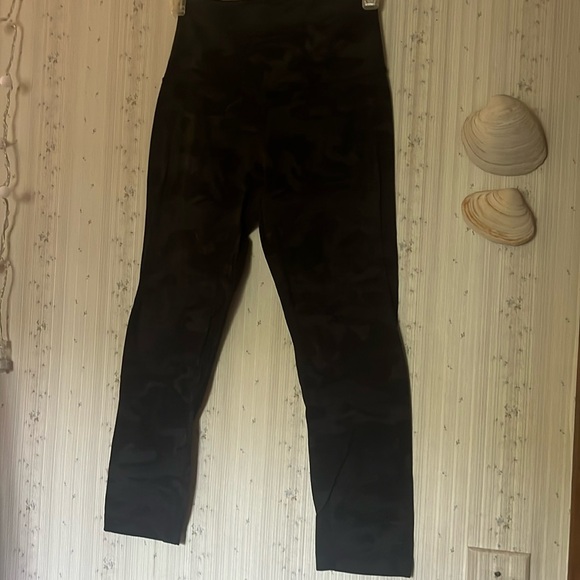 Lululemon Align High Rise Crop Capri Size 2 Black Camo - Picture 3 of 7